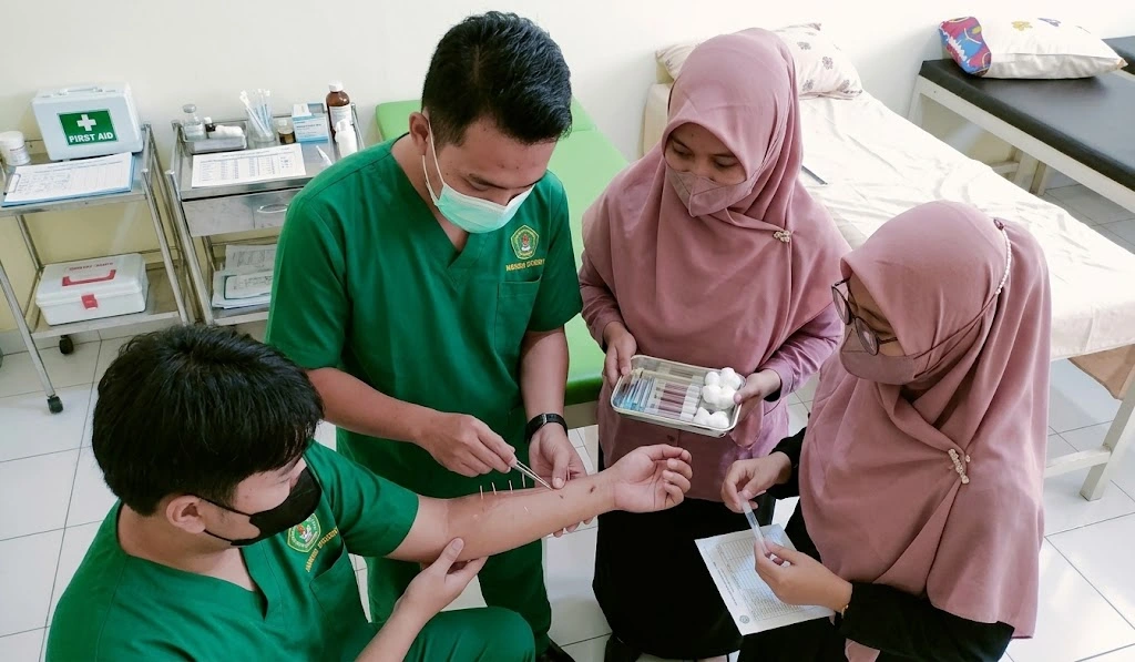 Akademi Akupunktur menjadi inovasi STIKes UKPM dalam memperluas pendidikan kesehatan dan menjawab kebutuhan masyarakat secara profesional.